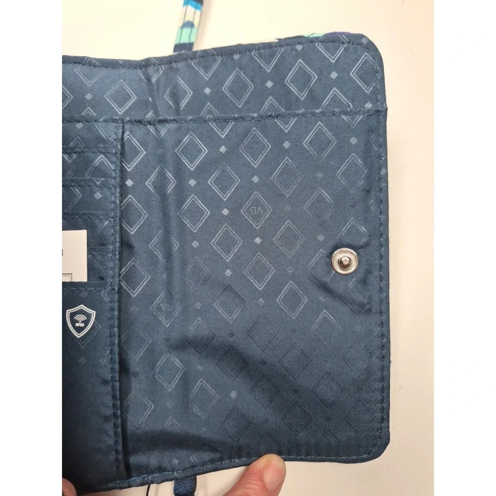 Vera Bradley Blue Island RFID Trifold Wallet Wristlet Retired New Without Tag - Picture 7 of 14